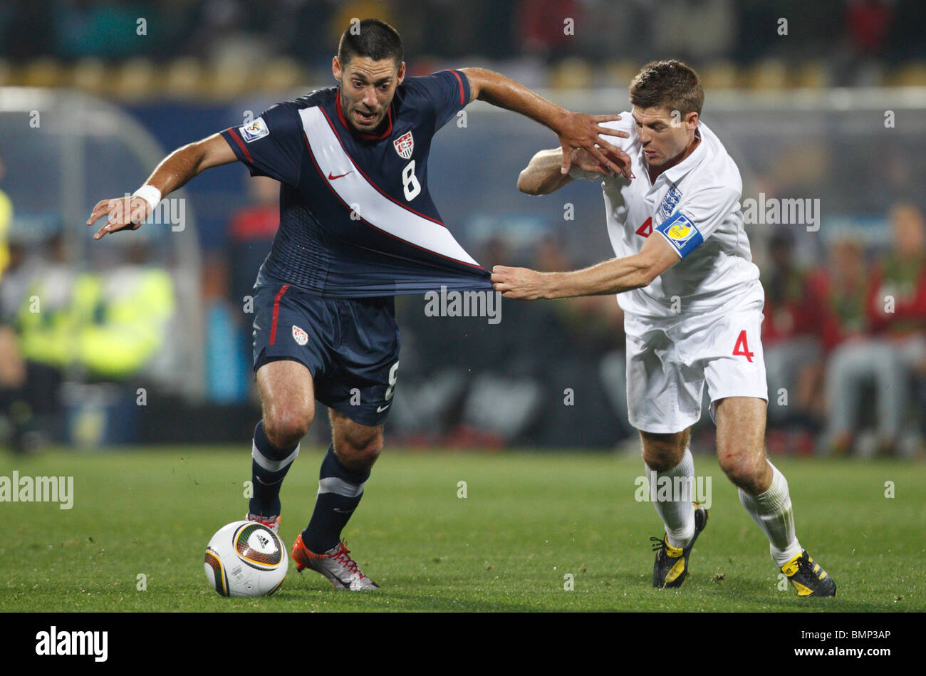 England-Team Kapitän Steven Gerrard (4) versucht, Clint Dempsey der Vereinigten Staaten (8) bei einer WM 2010 enthalten überein. Stockfoto