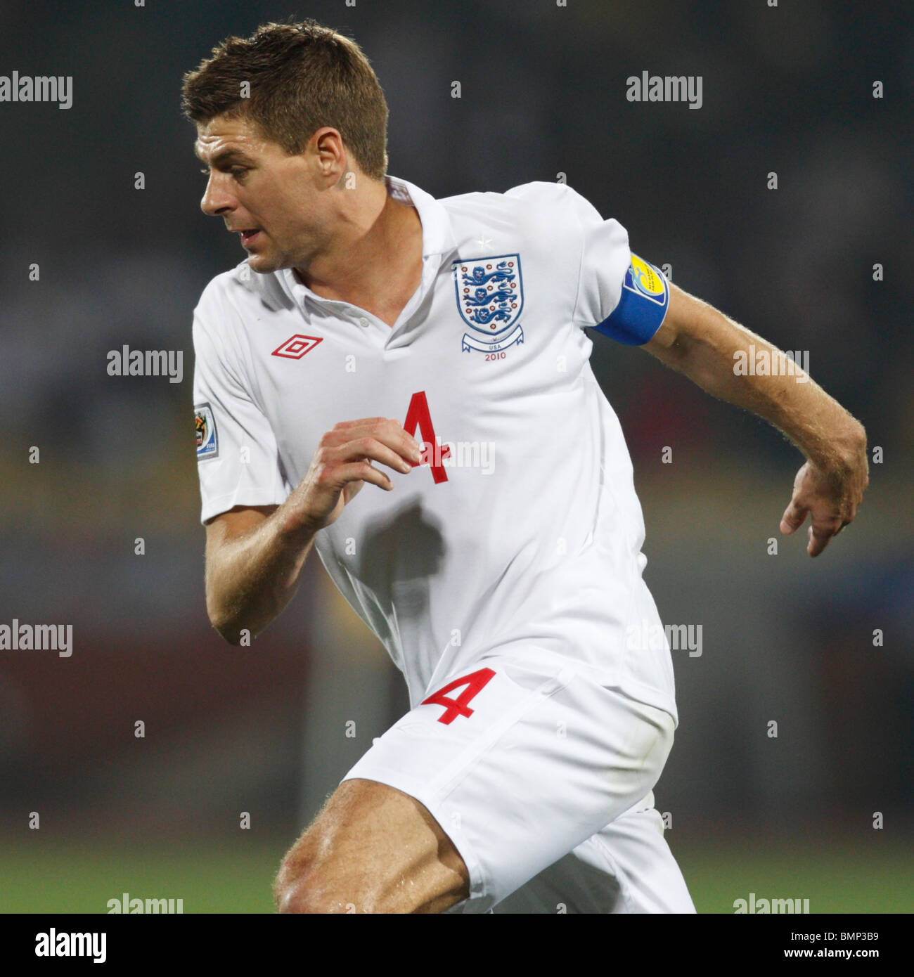 England-Team-Kapitän Steven Gerrard in Aktion während einer 2010 FIFA World Cup Football match gegen die Vereinigten Staaten. Stockfoto