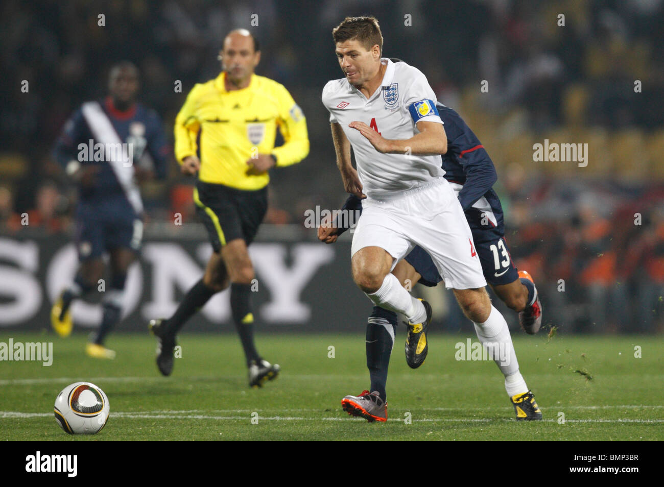 Steven Gerrard Englands steuert den Ball während eines Fußballspiels 2010 FIFA World Cup gegen die Vereinigten Staaten 12. Juni 2010. Stockfoto