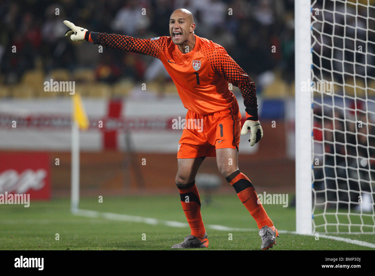 Vereinigten Staaten-Torhüter Tim Howard schreit Anweisungen während eines Fußballspiels 2010 FIFA World Cup gegen England. Stockfoto