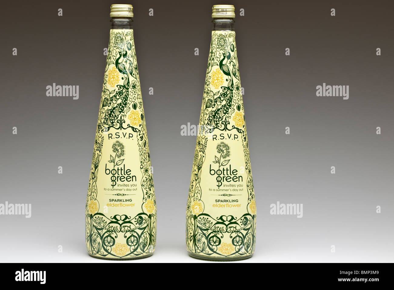 Zwei Flaschen Mai Flaschengrün funkelnden Holunderblüten Sommer trinken Stockfoto