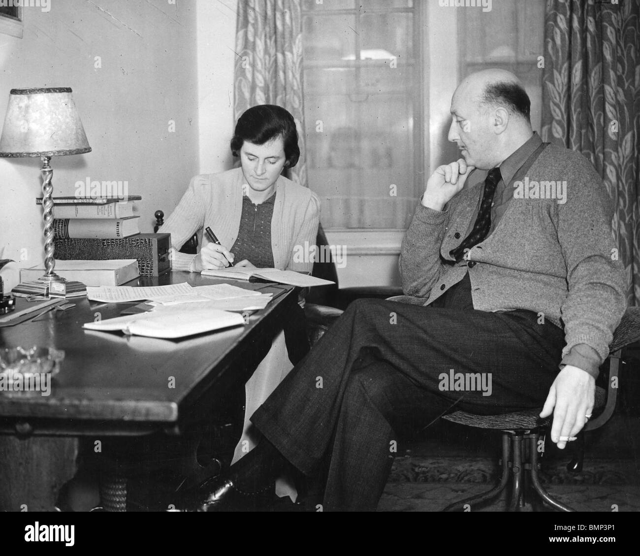 PETER CHEYNEY - britische Krimiautorin (1896-1951) diktiert ein Radio-Skript im Jahre 1941 Stockfoto