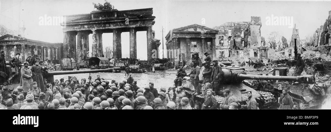 SOWJETISCHE Truppen am Brandenberg Tor anhören General Chuikov auf der linken Seite, deren Panzer zuerst waren geben Sie Berlin im April 1945 Stockfoto