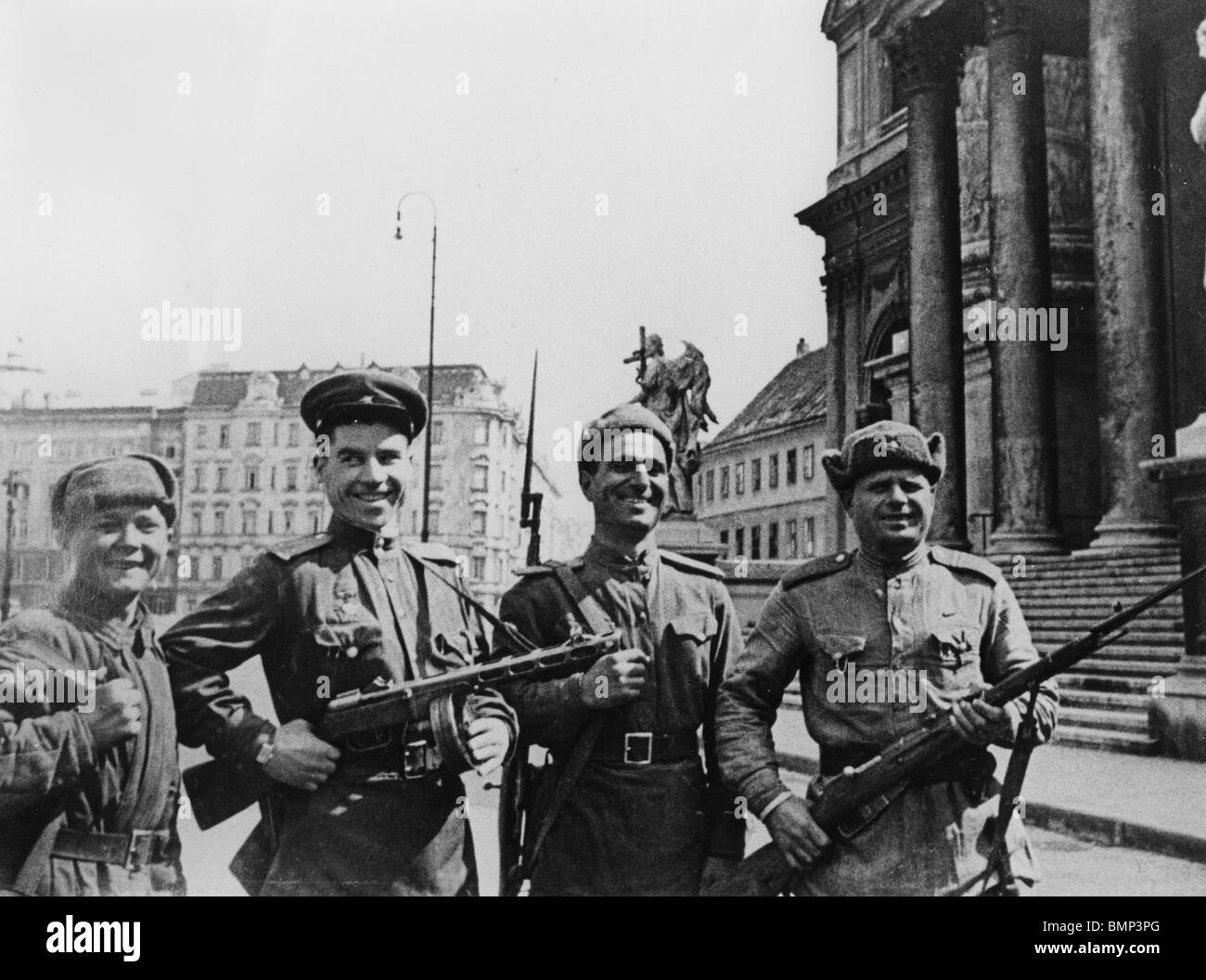 ROTEN ARMEESOLDATEN, nachdem sowjetische Truppen im April 1945 Wien besetzt Stockfoto