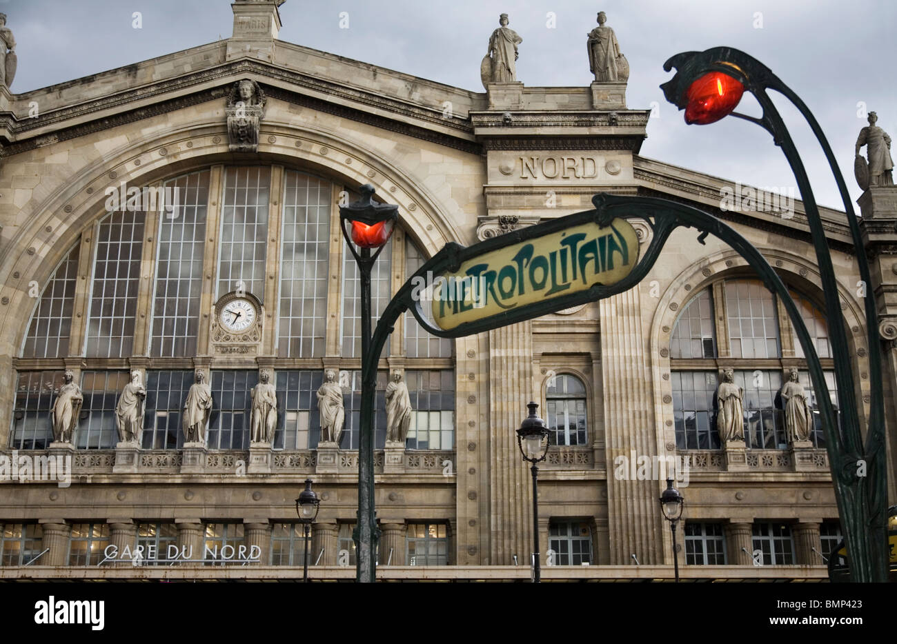 Gare du Nord und einen Metropolitain Zugang, Paris Stockfoto