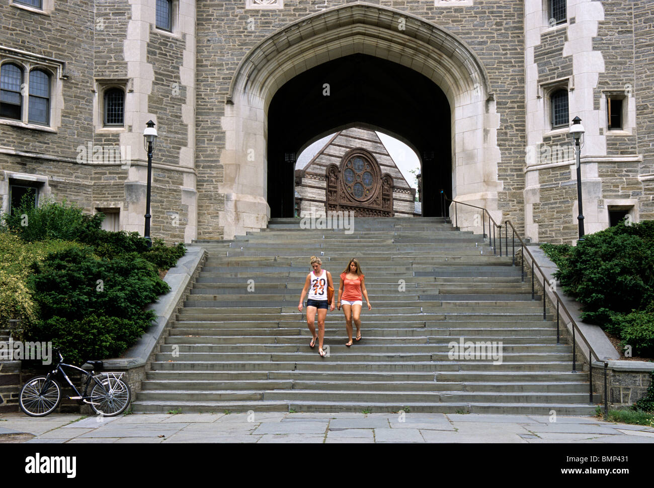 Princeton University Blair Hall zwei Studenten Alexander Flur Schritte im Hintergrund Princeton New Jersey USA Wandern Stockfoto