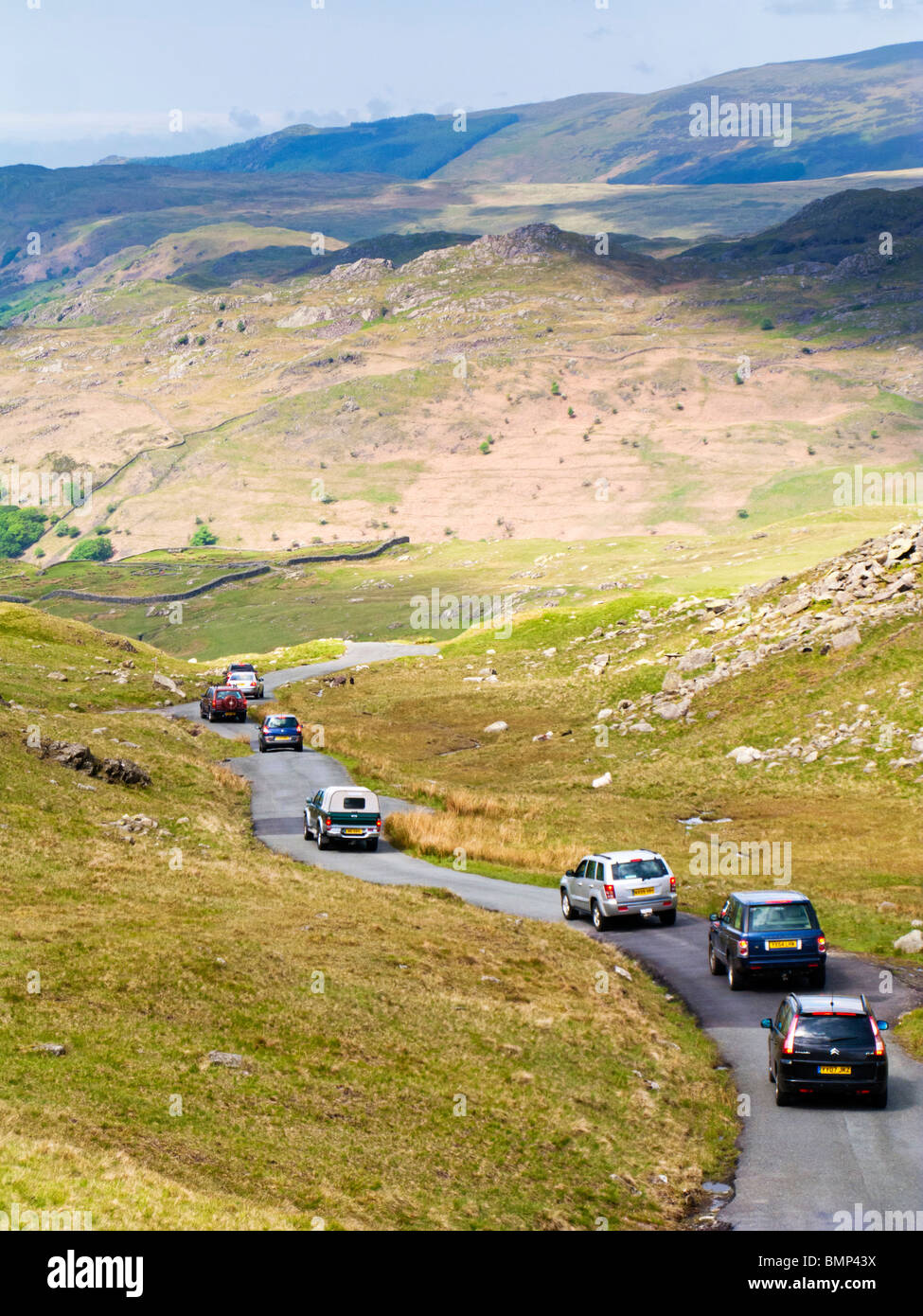 Autos fahren über Hardknott Pass Richtung Roman Fort in The Lake District, Cumbria, England, UK Stockfoto