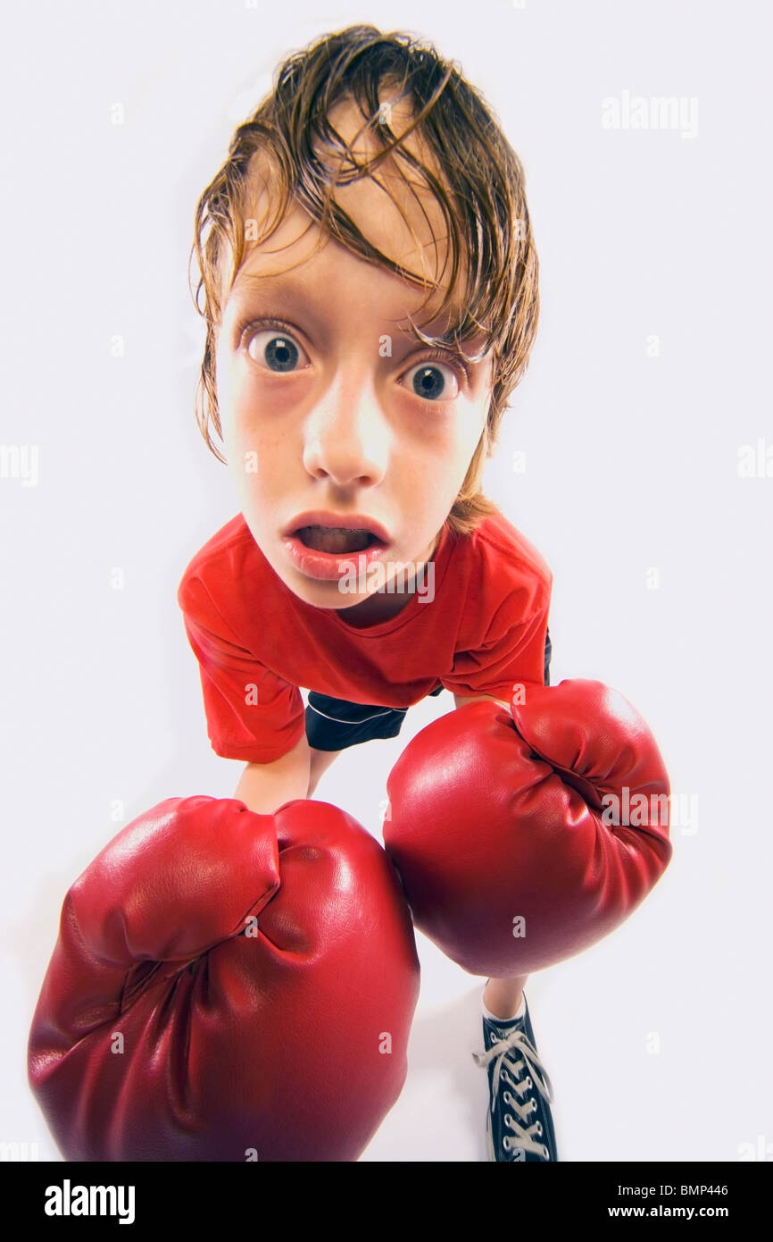 Ein verschwitzte Junge mit Boxhandschuhen Stockfoto