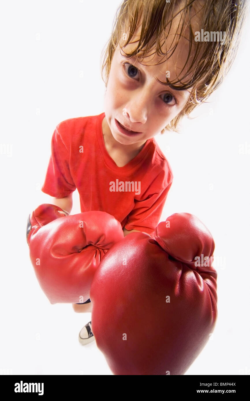 Ein verschwitzte Junge mit Boxhandschuhen Stockfoto