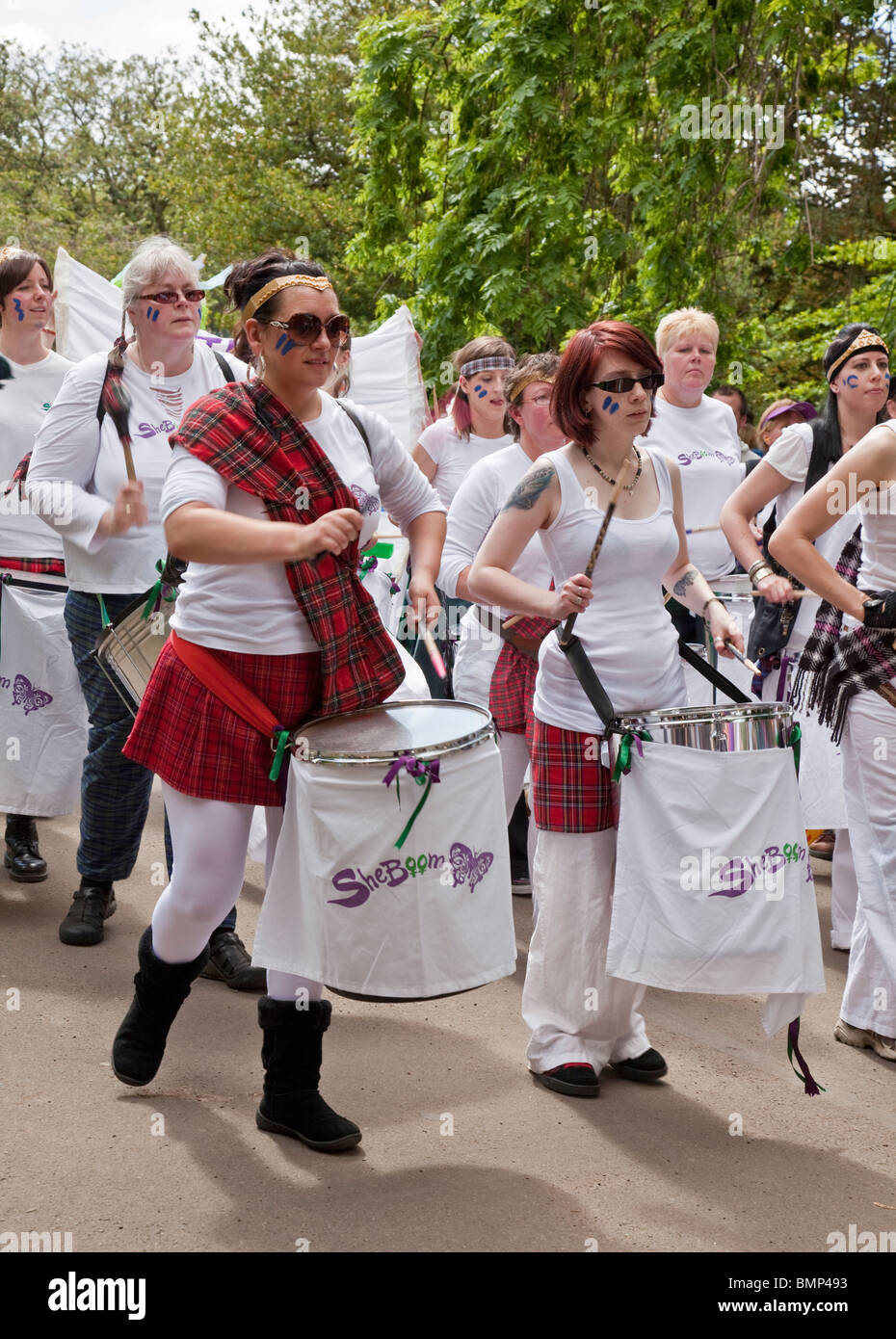 She-Boom, eine Allfrau Trommelgruppe in der Parade im Kelvingrove Park als Teil des Glasgow West End Festival Sonntag; Stockfoto