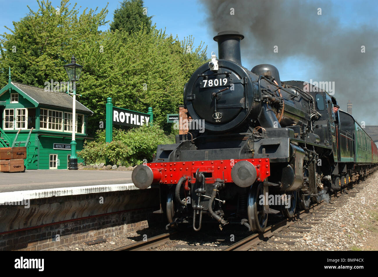 ein Dampfzug zieht in Rothley Station auf der Great Central Railway, Leicestershire, England, UK Stockfoto
