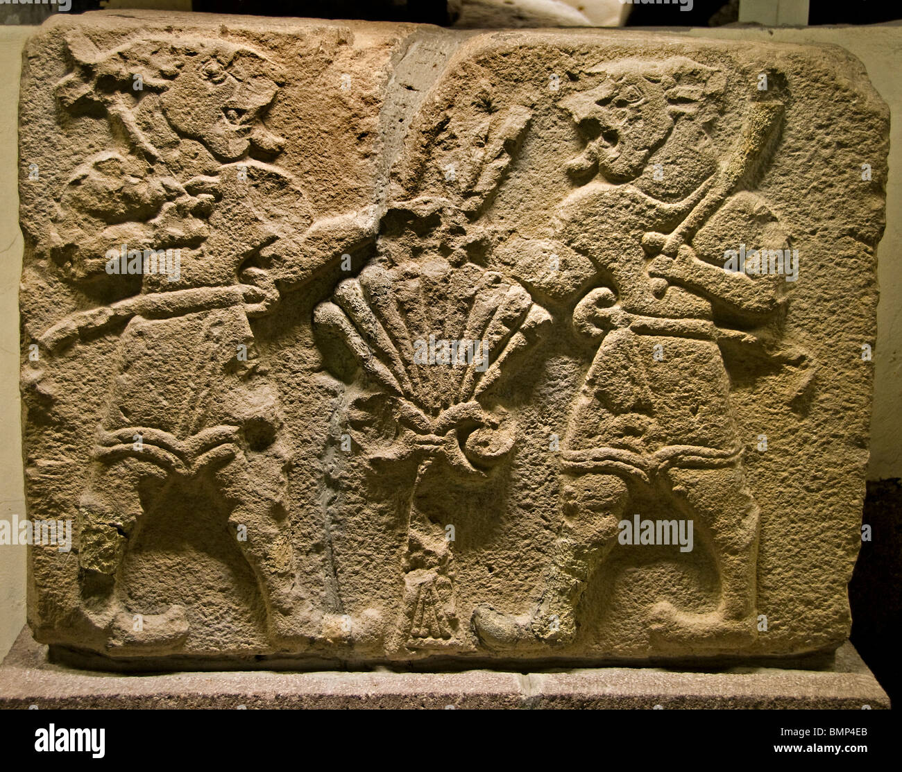 Drei der live flankiert von zwei Löwen-Männer, bewaffnet mit Schwertern Malatya Aslantepe Neo Hittite 800 BC 900 v. Chr. Anatolische Museum Ankara Stockfoto