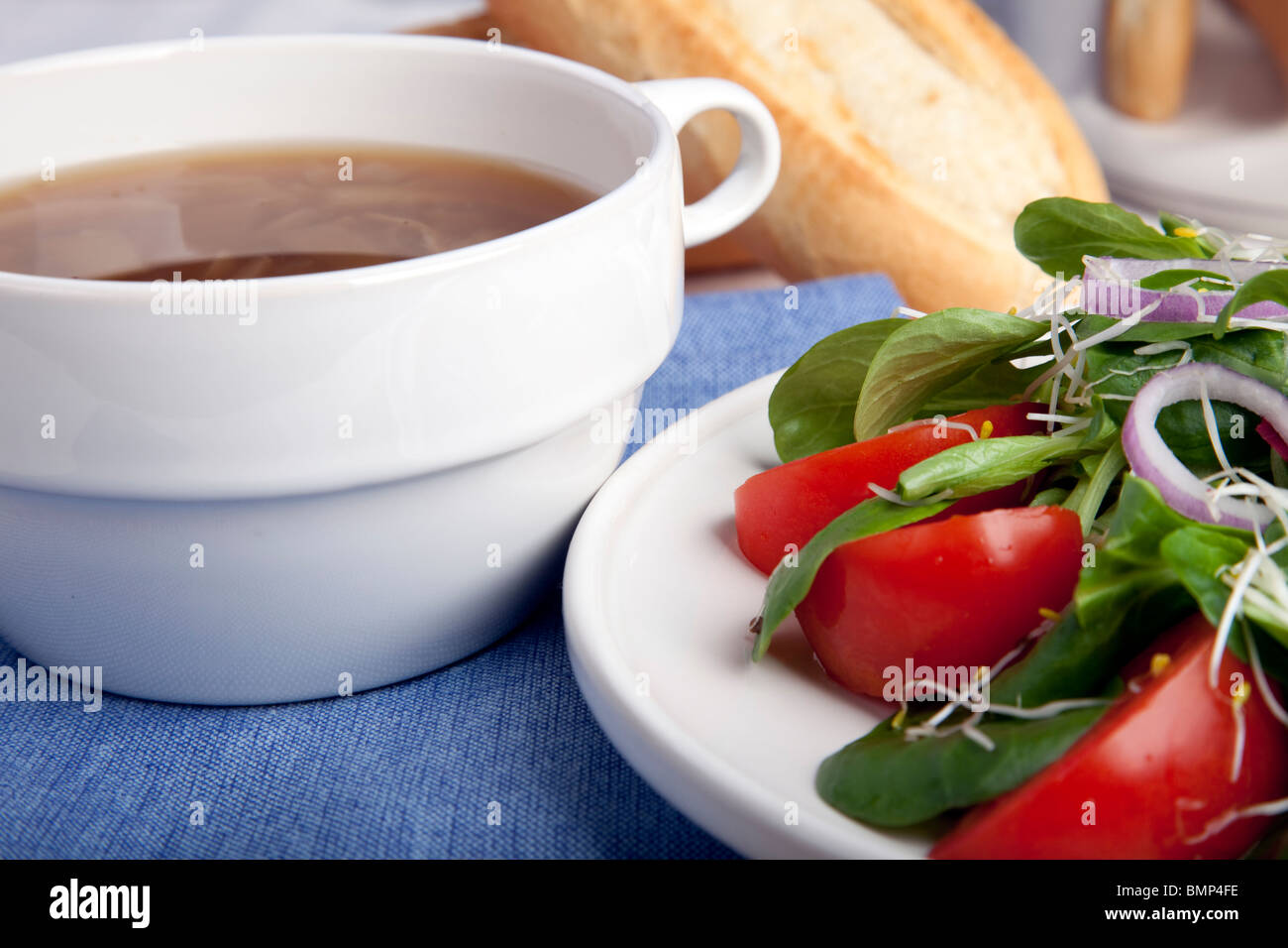 Frischer grüner Salat und Zwiebel Suppe. Stockfoto