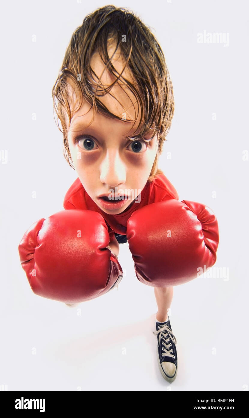 Ein verschwitzte Junge mit Boxhandschuhen Stockfoto