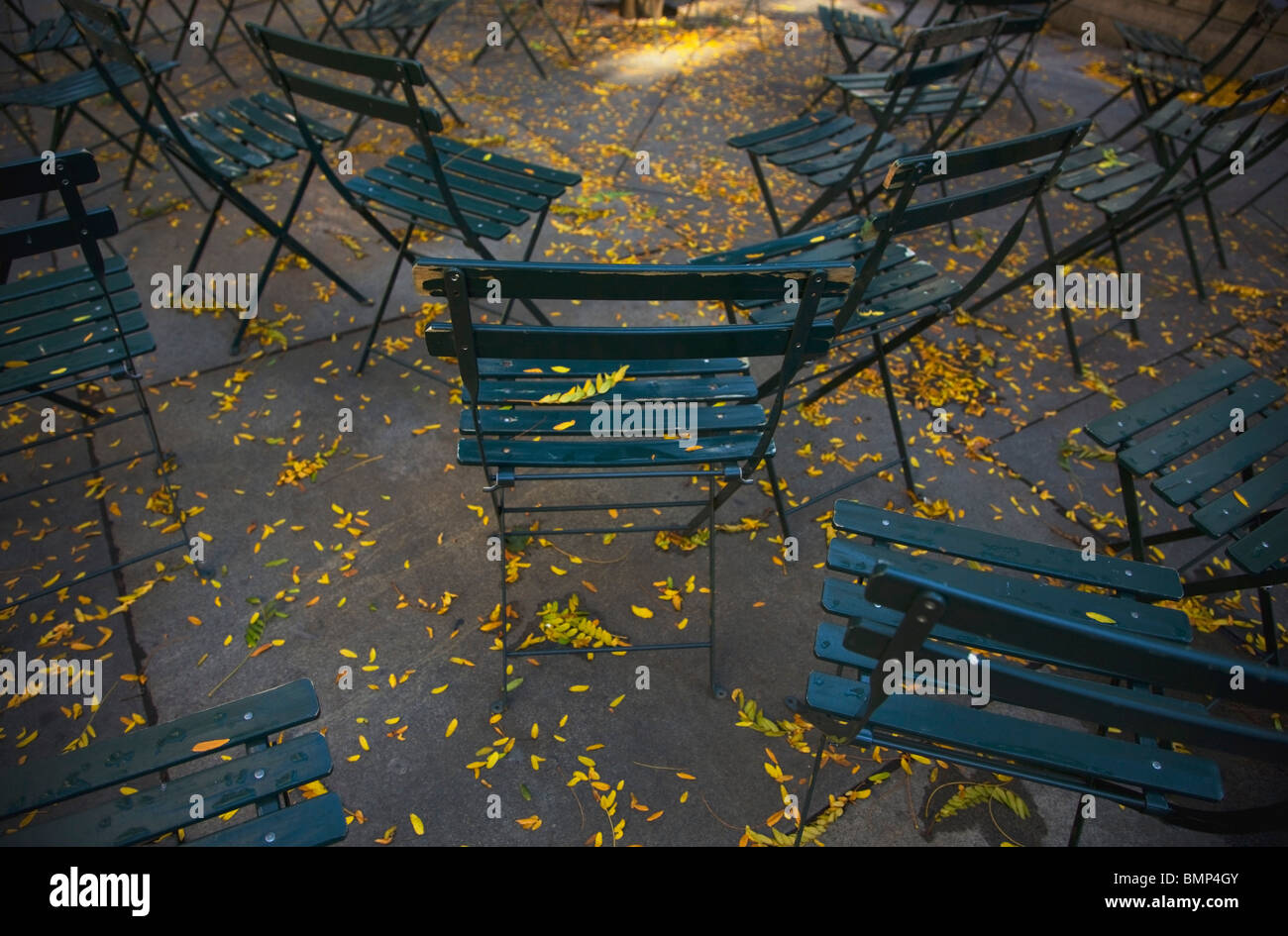 New York, New York, Vereinigten Staaten von Amerika; Stühle auf Beton im Herbst Stockfoto