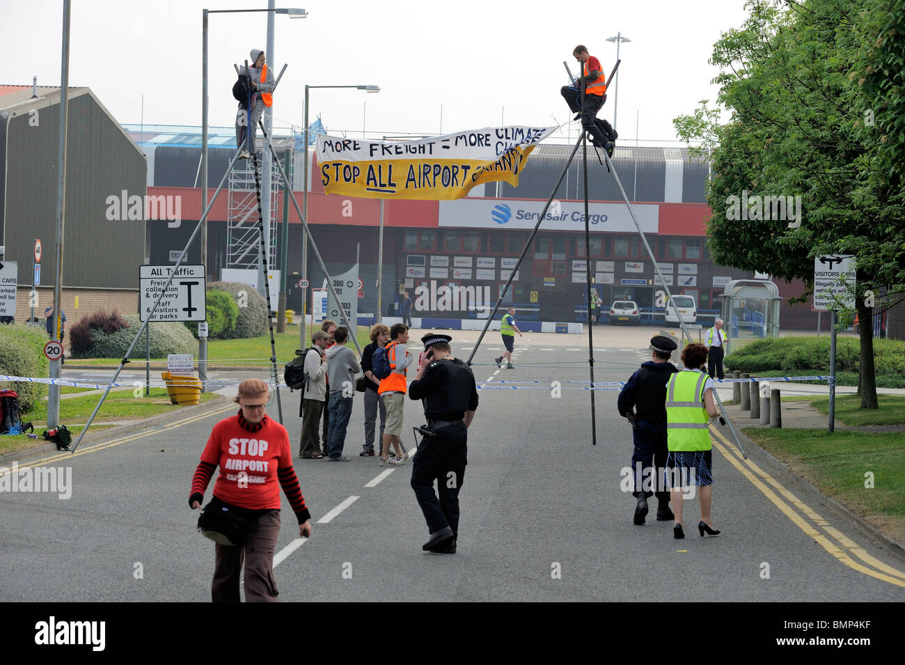 Demonstranten blockieren Manchester Flughafen Fracht-Terminal Manchester UK gegen Flughafenausbau und Schäden des Klimawandels Stockfoto