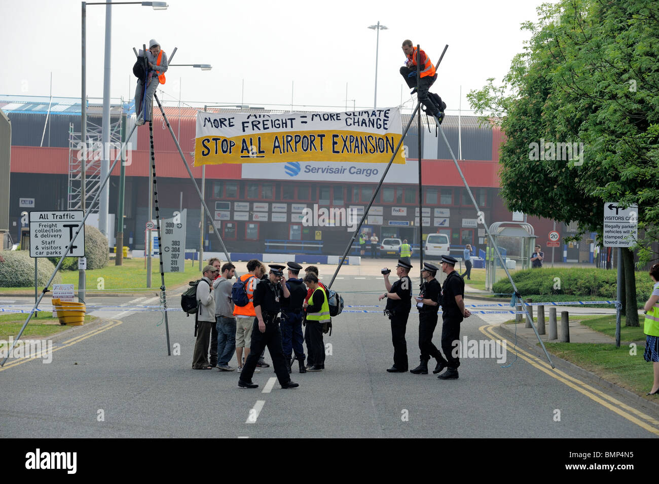 Demonstranten blockieren Manchester Flughafen Fracht-Terminal Manchester UK gegen Flughafenausbau und Schäden des Klimawandels Stockfoto