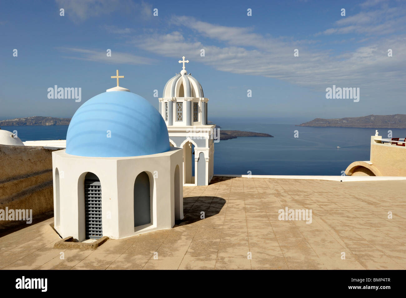 2 Kirche Kuppeln Firostefani Santorini Kykladen-griechische Inseln Stockfoto