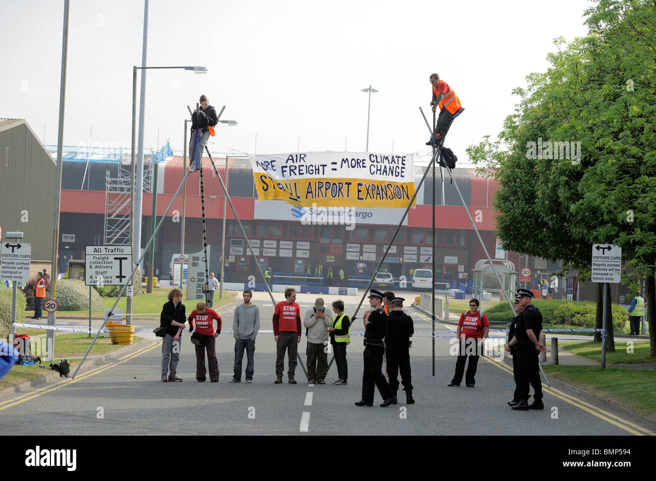 Demonstranten blockieren Manchester Flughafen Fracht-Terminal Manchester UK gegen Flughafenausbau und Schäden des Klimawandels Stockfoto