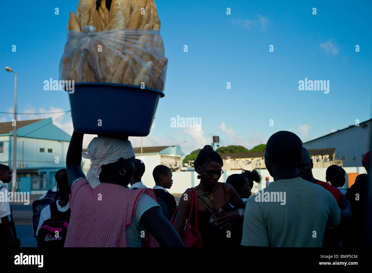 Einheimischen warten an einer Bushaltestelle in Maputo, Mosambik, Afrika. Stockfoto