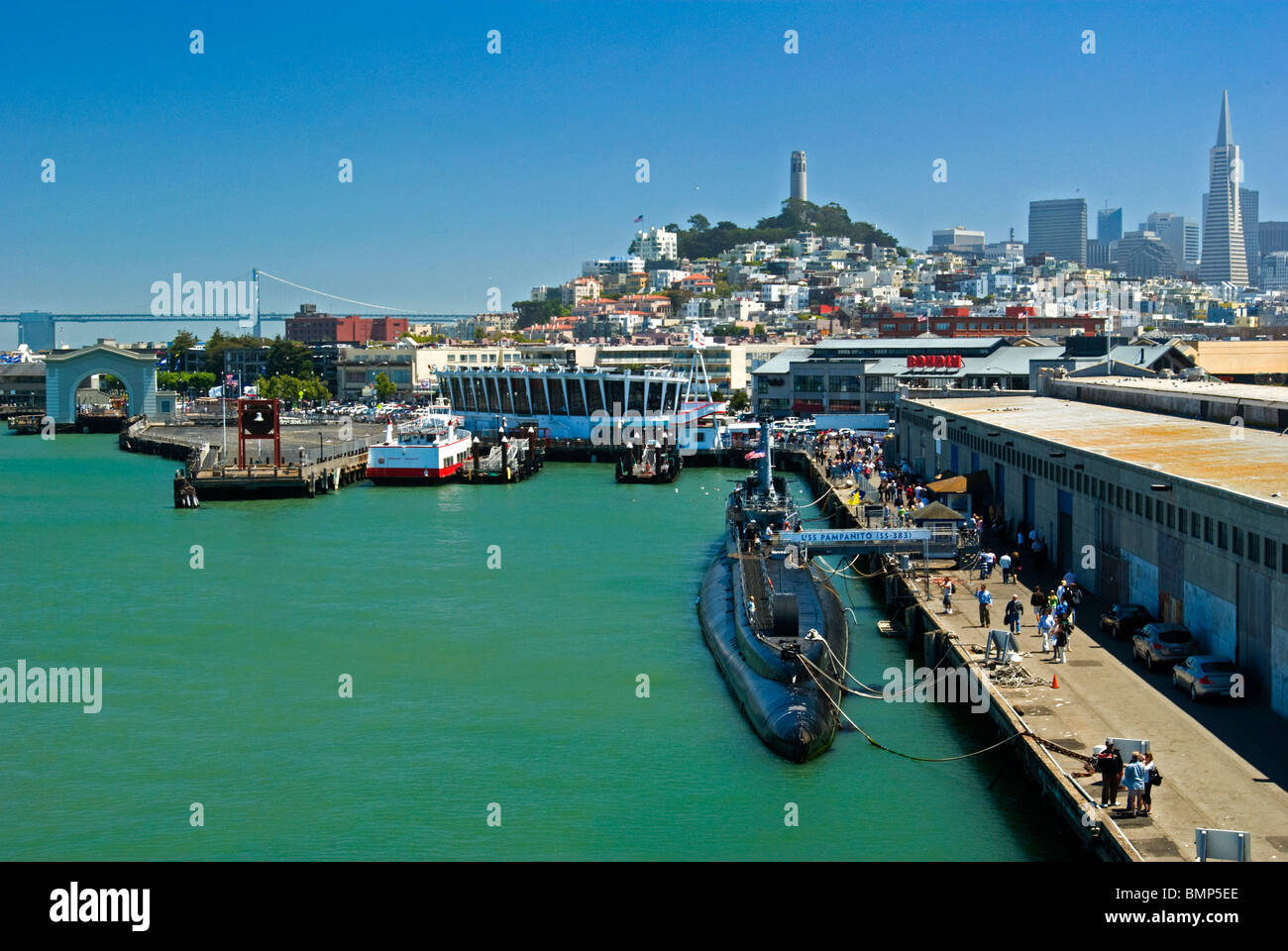 USA-Kalifornien-San Francisco Waterfront Pier 39 Bank of Amercia Coit Turm des Gebäudes Fishermans Wharf U.S.S Pampanito u-Boot Stockfoto