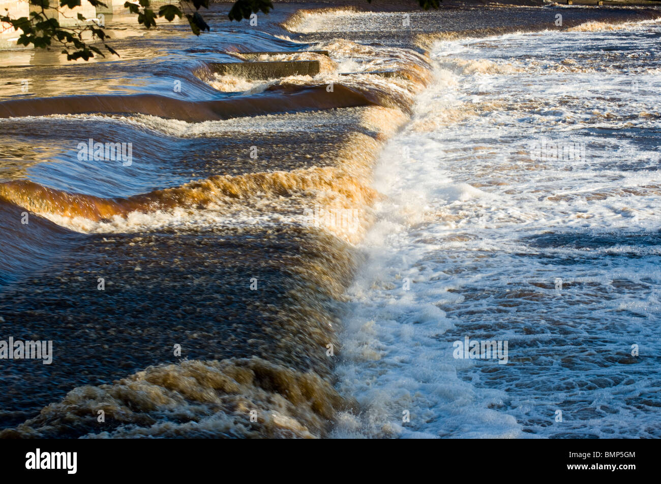 Hochwasser geht über Wehr in Fluss Tyne in Hexham Stockfoto