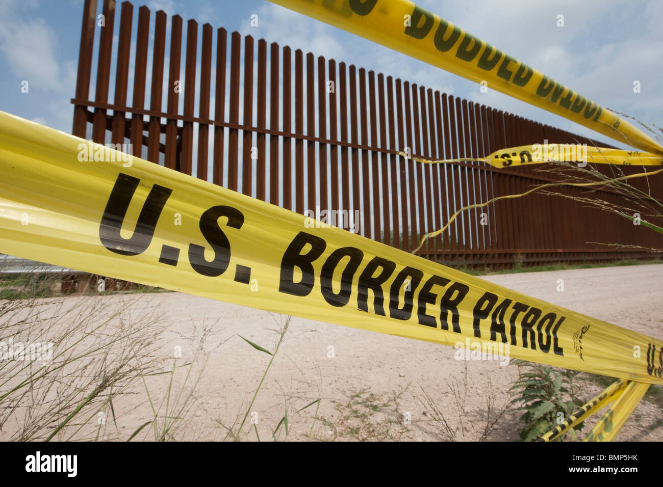 Gelbe US Border Patrol Barrikade Band in der Nähe der Grenzmauer zwischen den USA und Mexiko in der Nähe von Hidalgo, Texas, und Reynosa, Mexiko Stockfoto