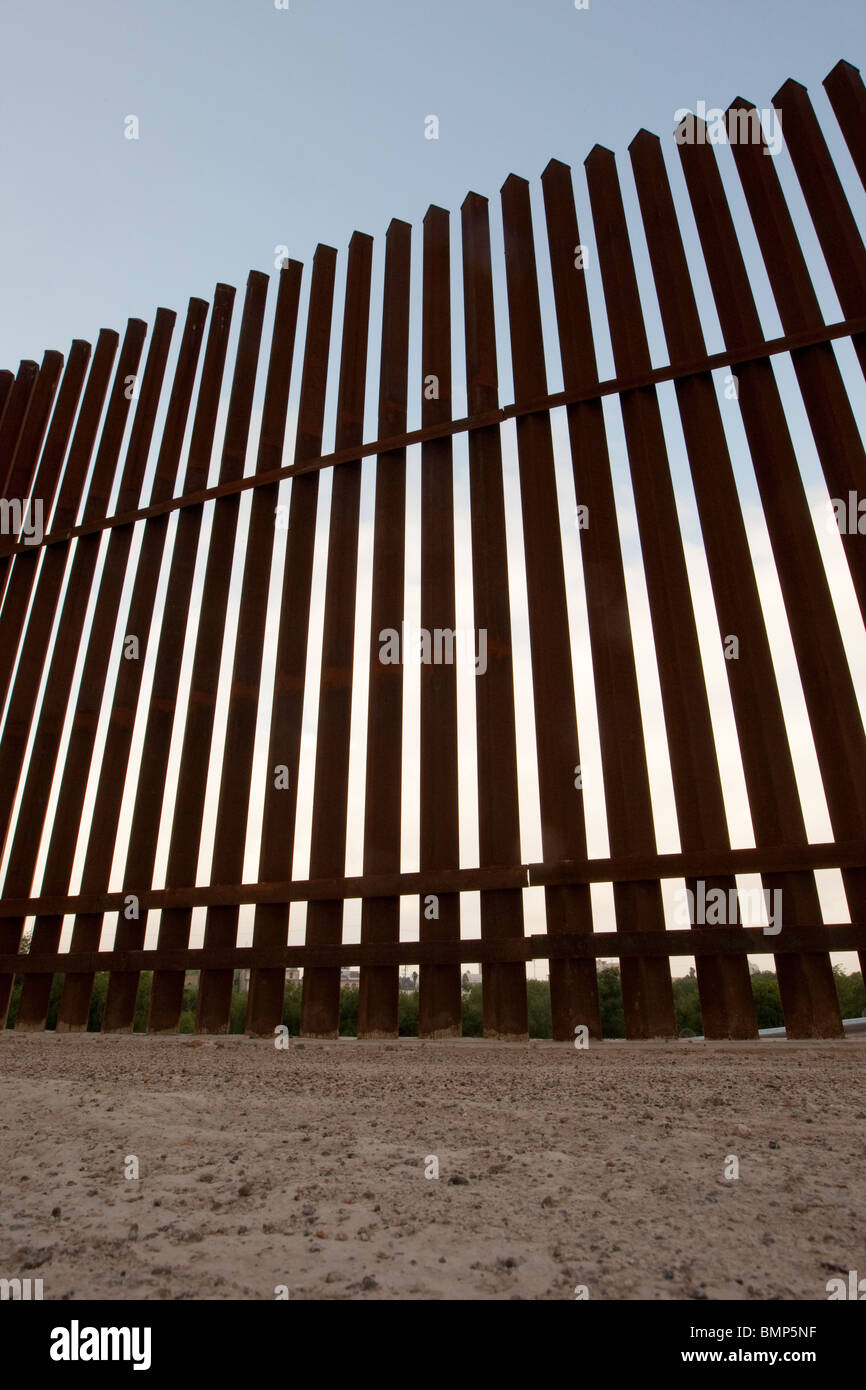 US-Seite die Grenzmauer zwischen den Vereinigten Staaten und Mexiko in der Nähe von Hidalgo, Texas, und Reynosa, Mexiko Stockfoto