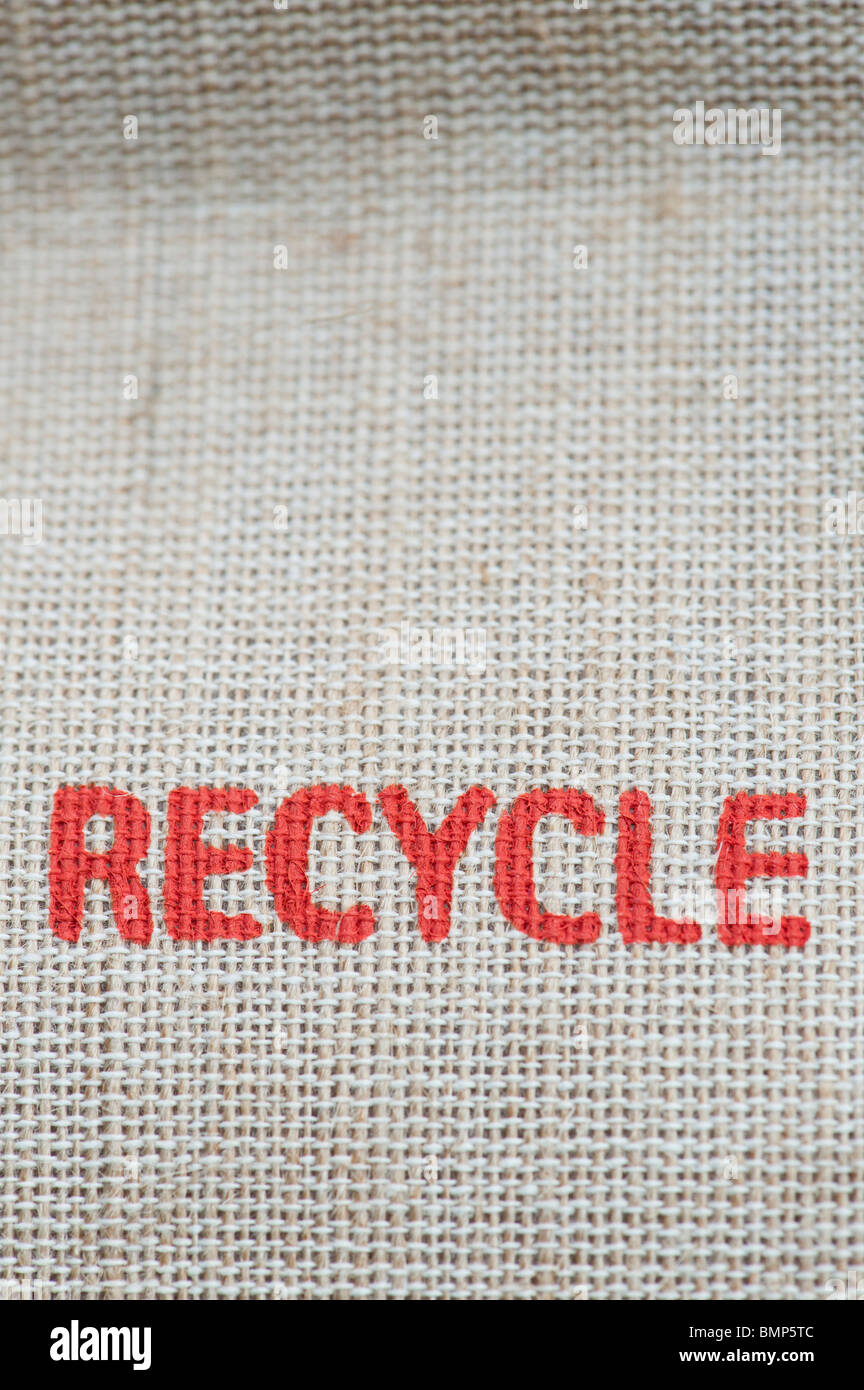 Recyceln Sie gedruckte Nachricht auf der Seite des Hessischen Einkaufstasche Stockfoto
