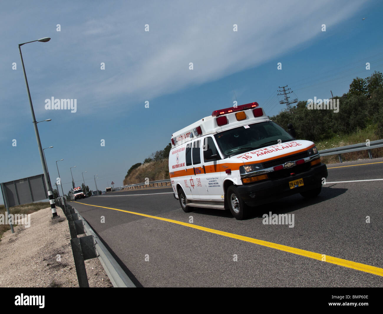 Zwei Geschwindigkeitsüberschreitungen Magen David Adom Krankenwagen Stockfoto