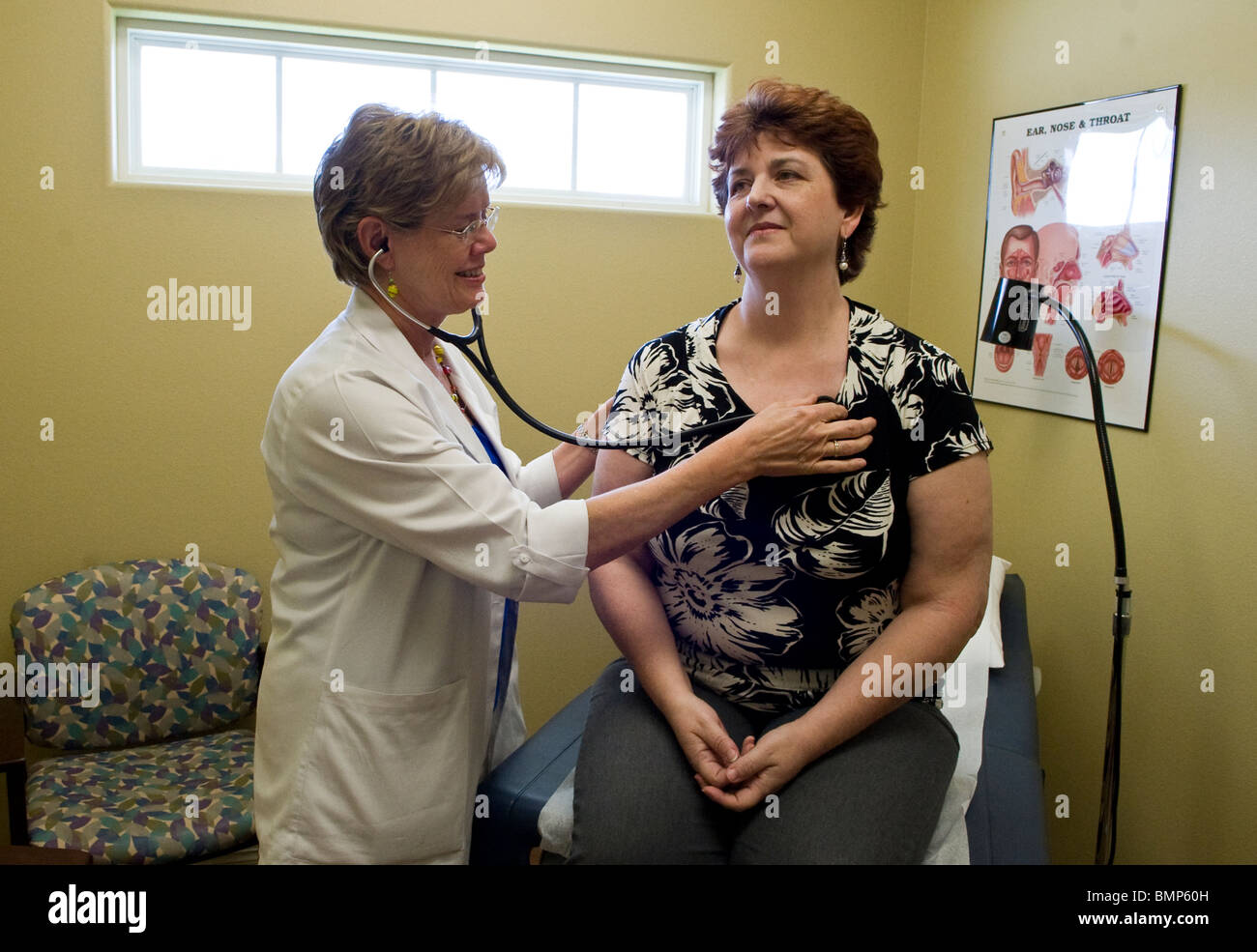 Weibliche Krankenschwesterpraktiker untersucht eine Patientin in ihrer Arztpraxis in Victoria, Texas, USA Stockfoto