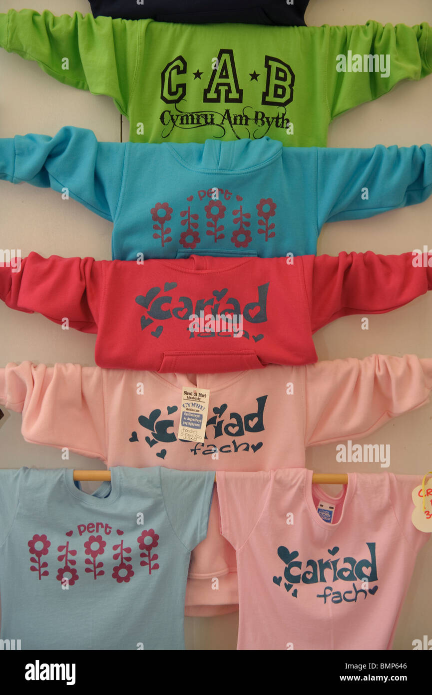 walisische Sprache T-shirts und Sweatshirts zum Verkauf an die Urdd Eisteddfod 2010 Stockfoto