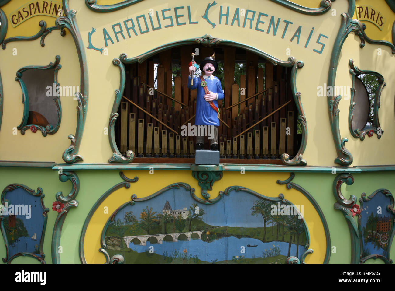 Franzosen errichtet Drehorgel, mit der naiven Malerei. Stockfoto