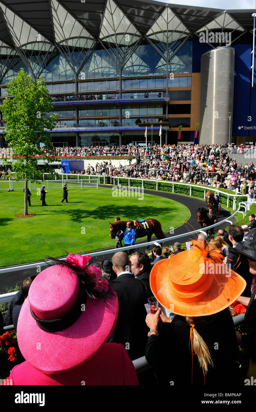 Blick auf die Rennen Gänger tragen Hüte um den Parade-Ring während der Tag eins des Royal Ascot 2010 Stockfoto