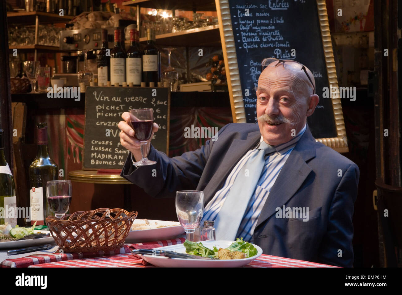 Alten Pariserin genießen ein Abendessen und ein Toast, Paris Stockfoto