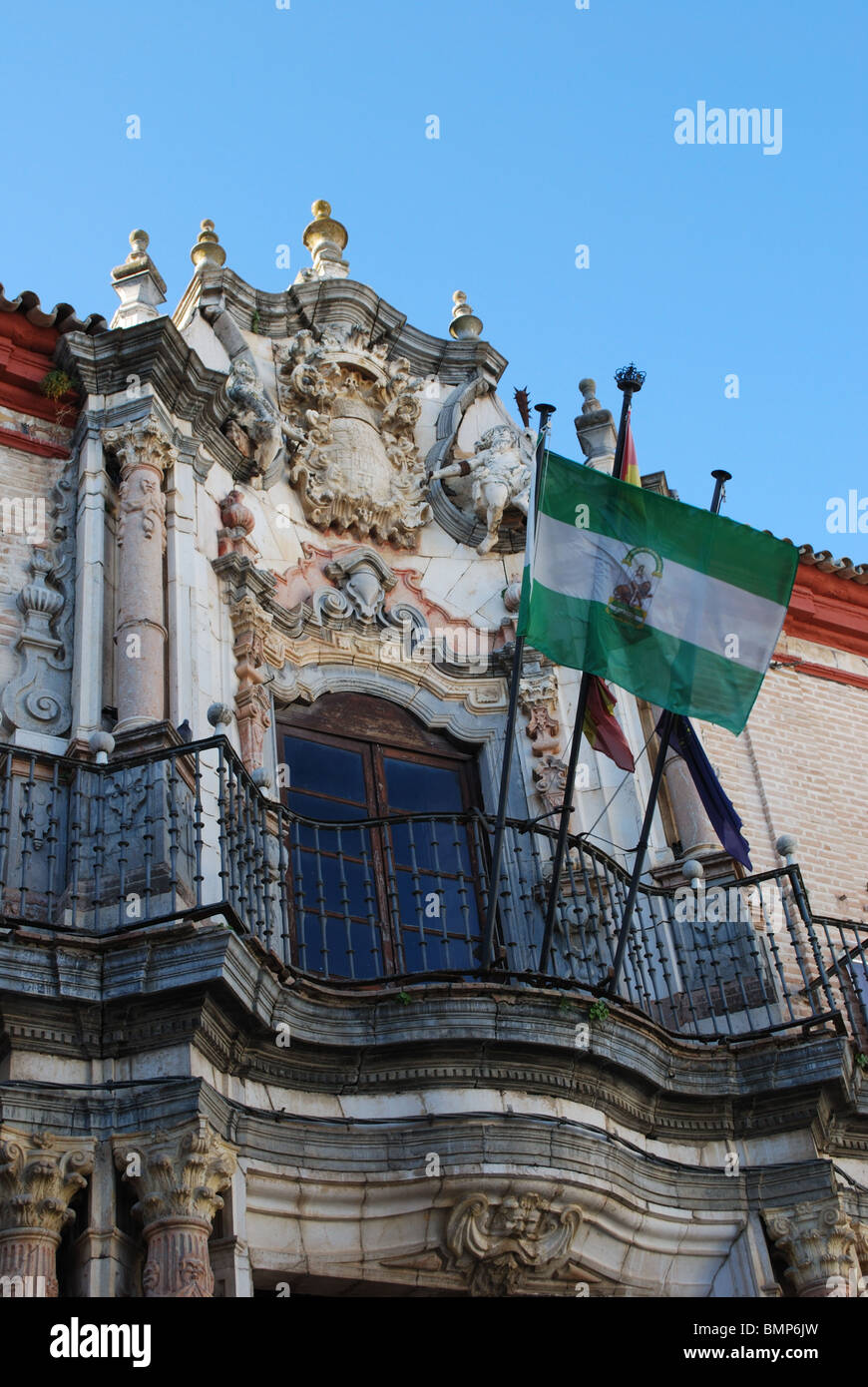Palacio Dela Benameji (historisches Stadtmuseum) und Fahnen, Ecija, Provinz Sevilla, Andalusien, Spanien, Westeuropa. Stockfoto