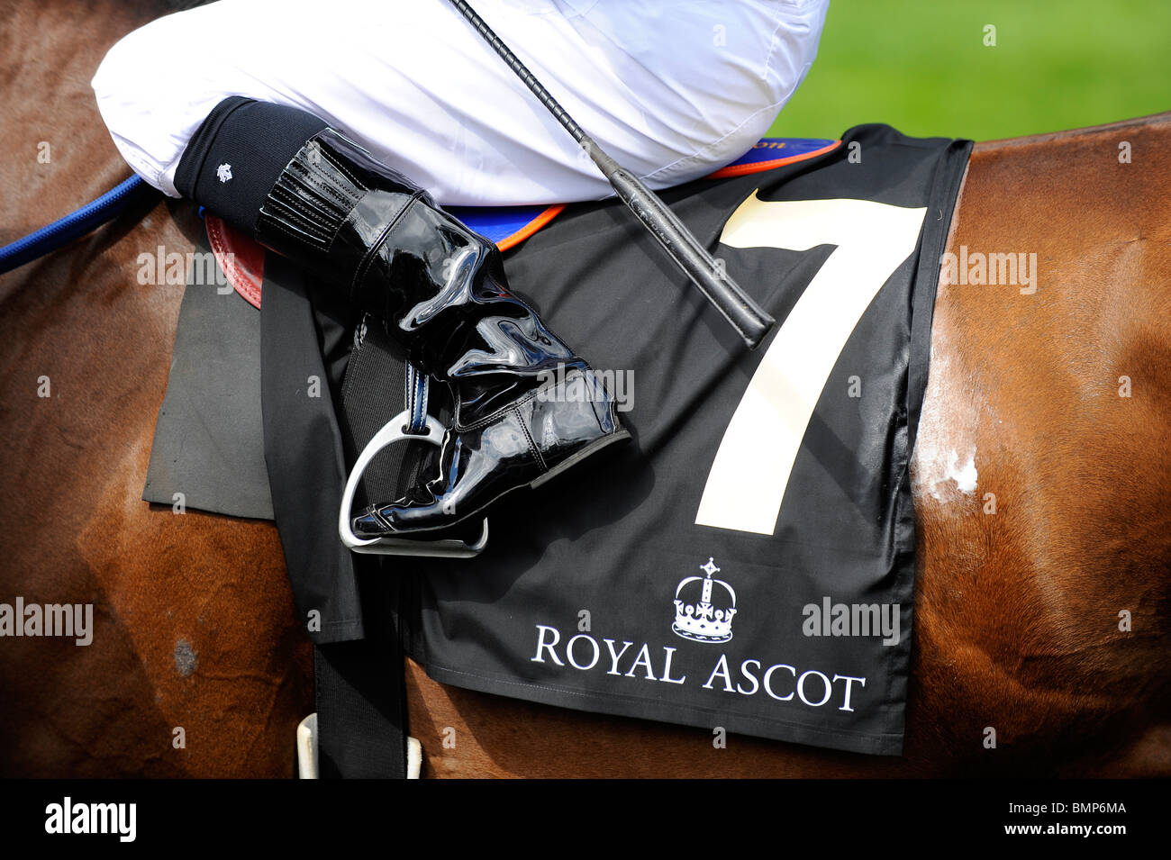 Detail eines Jockeys Stiefel und Sattel Tuches in den Parade-Ring während der Tag eins des Royal Ascot 2010 Stockfoto