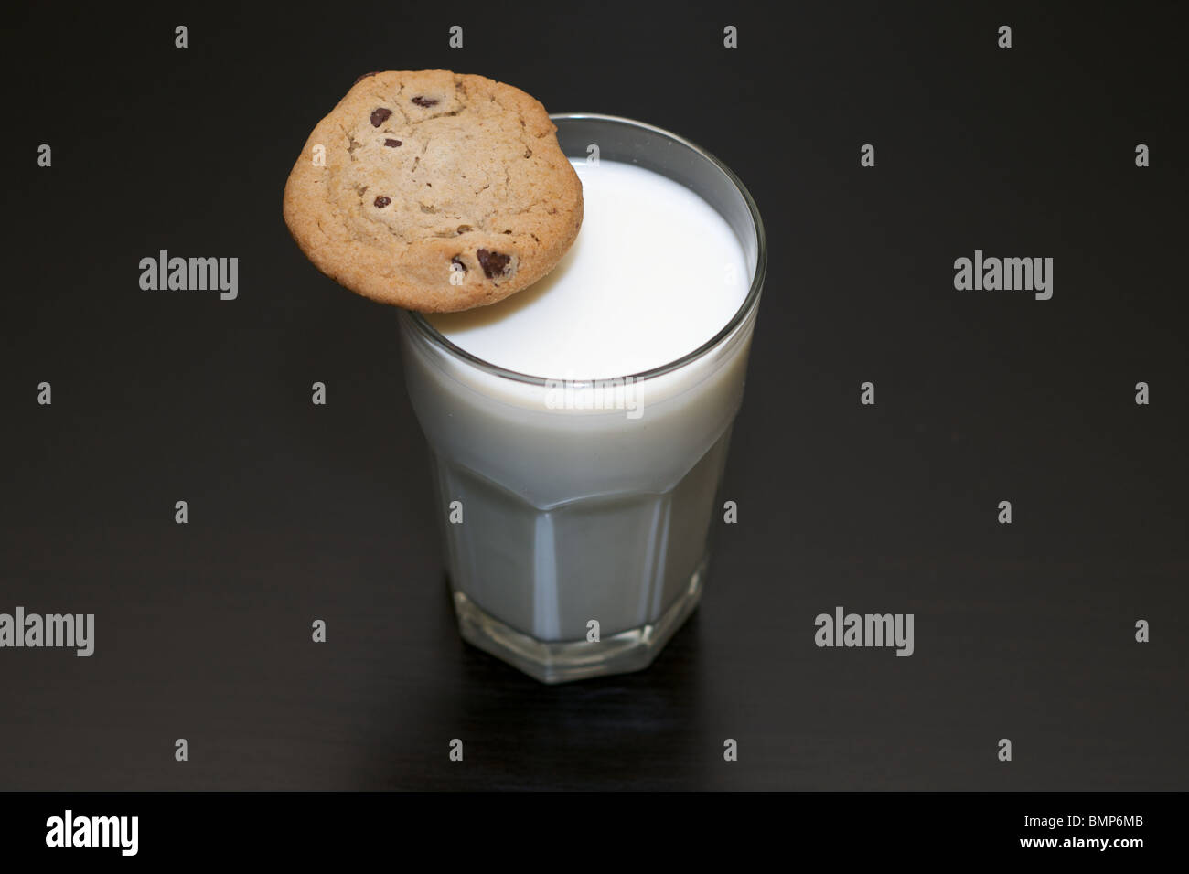 Milch und Kekse mit Schokosplittern Stockfoto