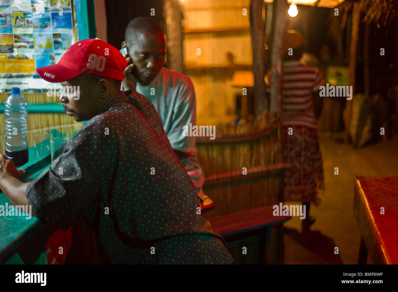 Szene in einer Bar auf einen Nachtmarkt in Tofo, Mosambik, Afrika Stockfoto