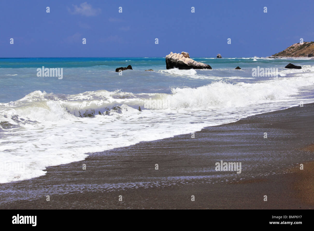 Sandy Bank und schaumig marine Wellen auf einem Hintergrund Felsen. Petra Tou Romiou - Aphrodite Felsen. Zypern. Stockfoto