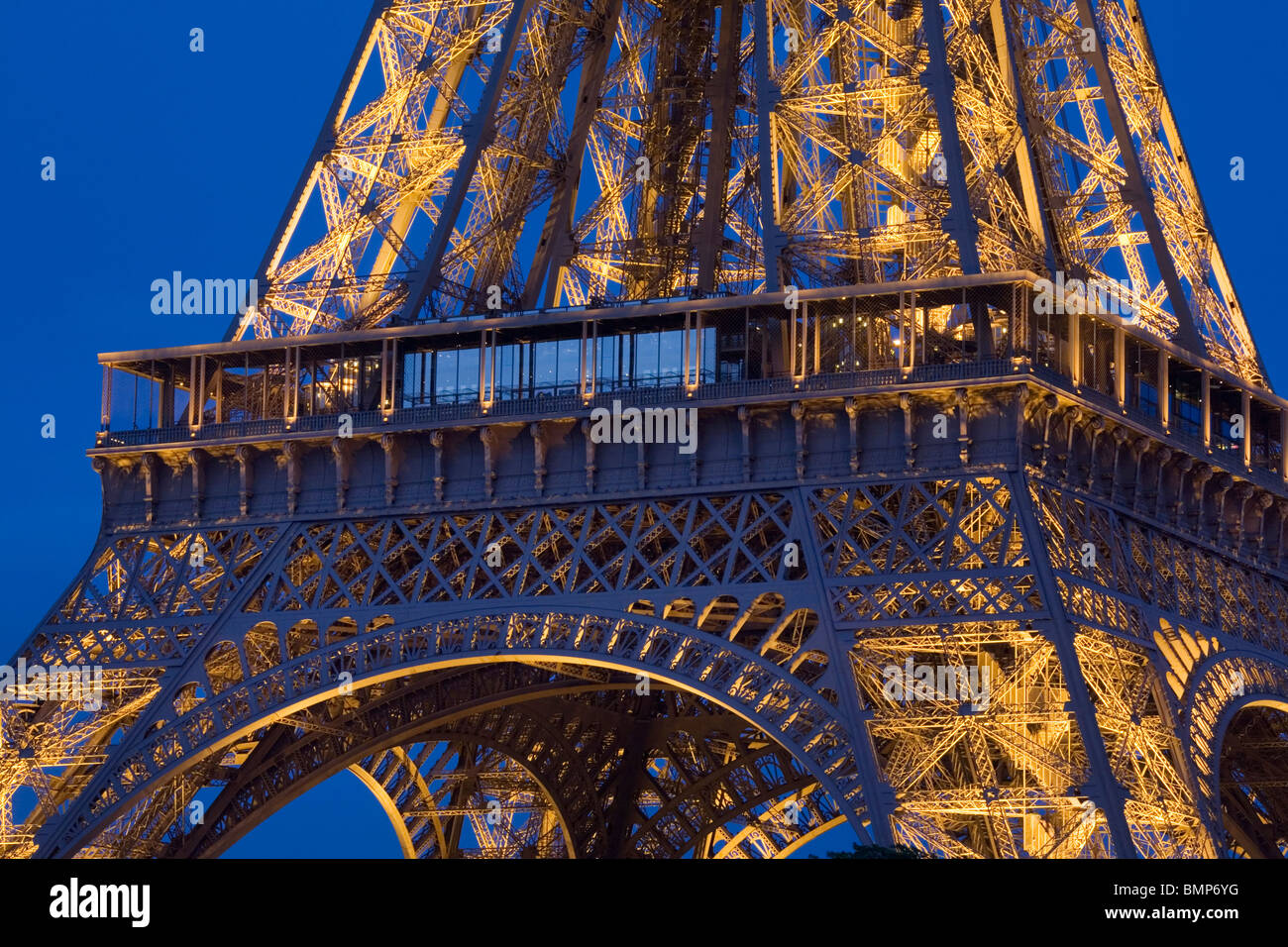 Eiffelturm am Abend, Paris Stockfoto