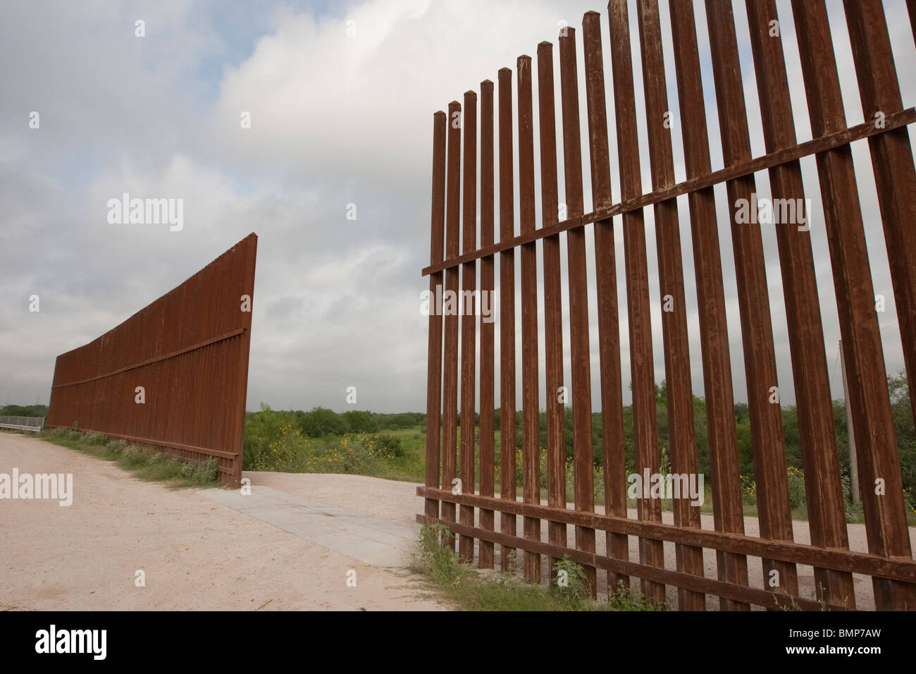 US-Seite die Grenzmauer zwischen den Vereinigten Staaten und Mexiko in der Nähe von Hidalgo, Texas, und Reynosa, Mexiko Stockfoto