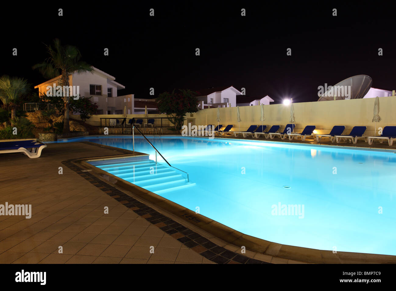 Nacht-Schwimmbad in der Nähe von Larnaca, Zypern. Stockfoto