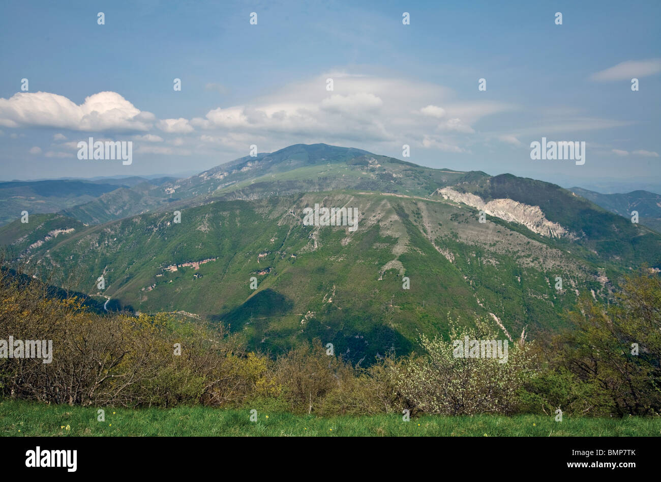Monte Nerone mit seinen Mulden Falte betrachtet aus Monte Petrano, in den zentralen Apenninen in der Nähe von Calgi, Le Marche, Italien Stockfoto
