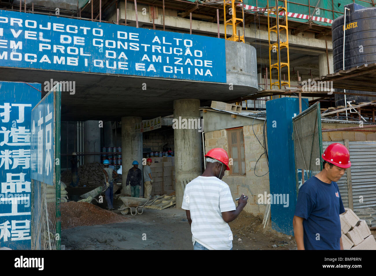 Afrikanische Arbeiter auf einer chinesischen Baustelle in Maputo, Mosambik. Stockfoto