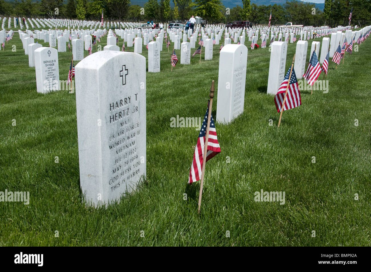 Vereinigte Staaten militärische Gedenkfriedhof mit Fahnen. Stockfoto