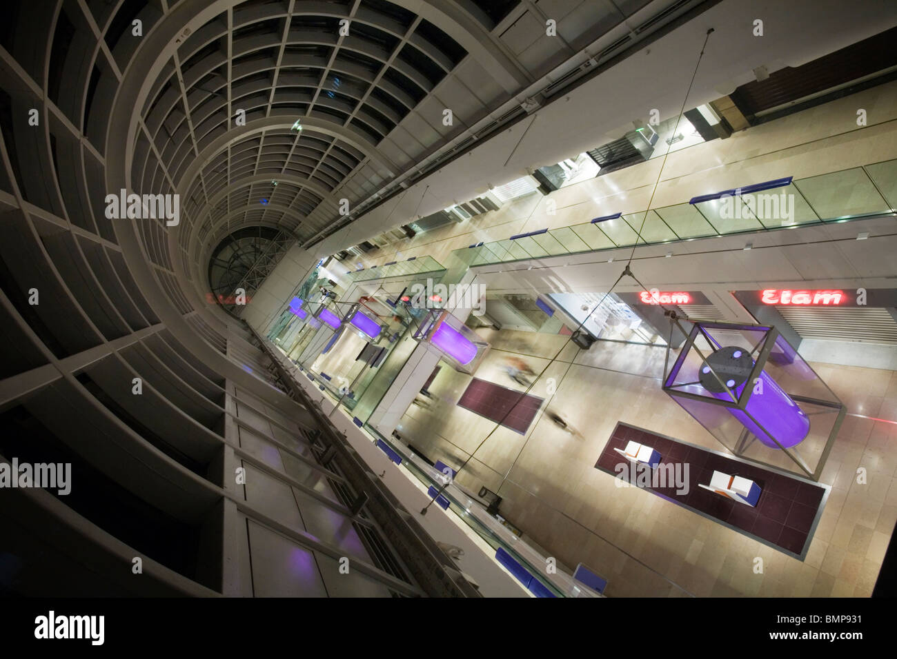 Einkaufsgalerie in La Défense, Paris Stockfoto