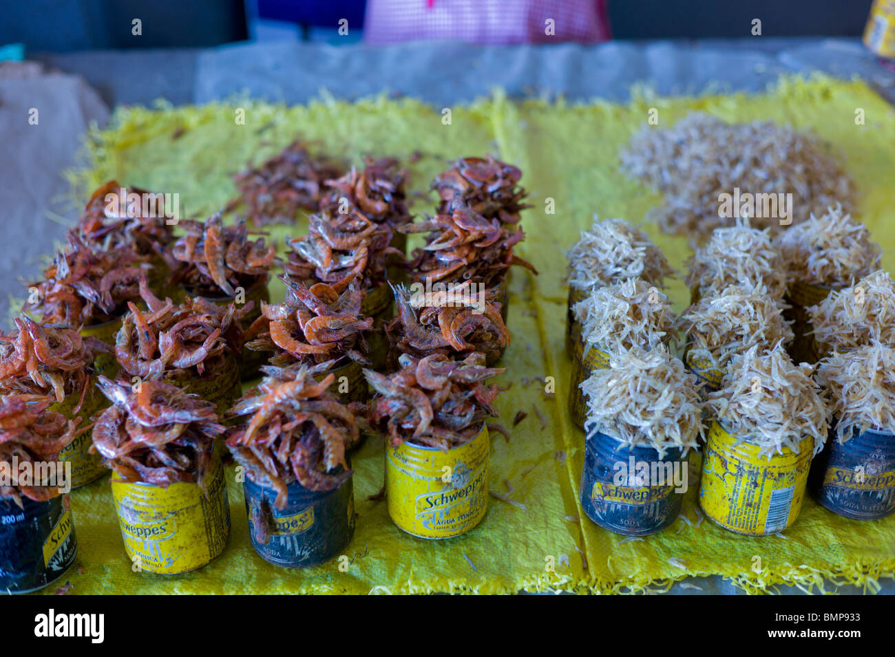 Getrocknete Garnelen und Fisch verkauft in Blechdosen am Mercado Municipal in Maputo, Mosambik. Stockfoto