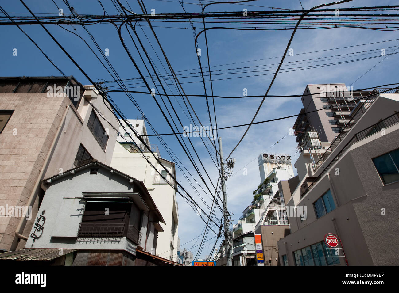 Leitungen über Street im Yoyogi, in Tokio, Japan, Dienstag, 18. Mai 2010. Stockfoto