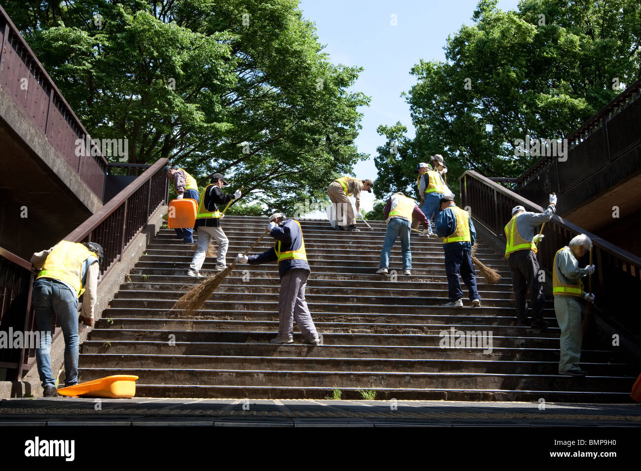 Fegen die Treppe sauber im Yoyogi Park in Tokio, Japan, Dienstag, 18. Mai 2010. Stockfoto